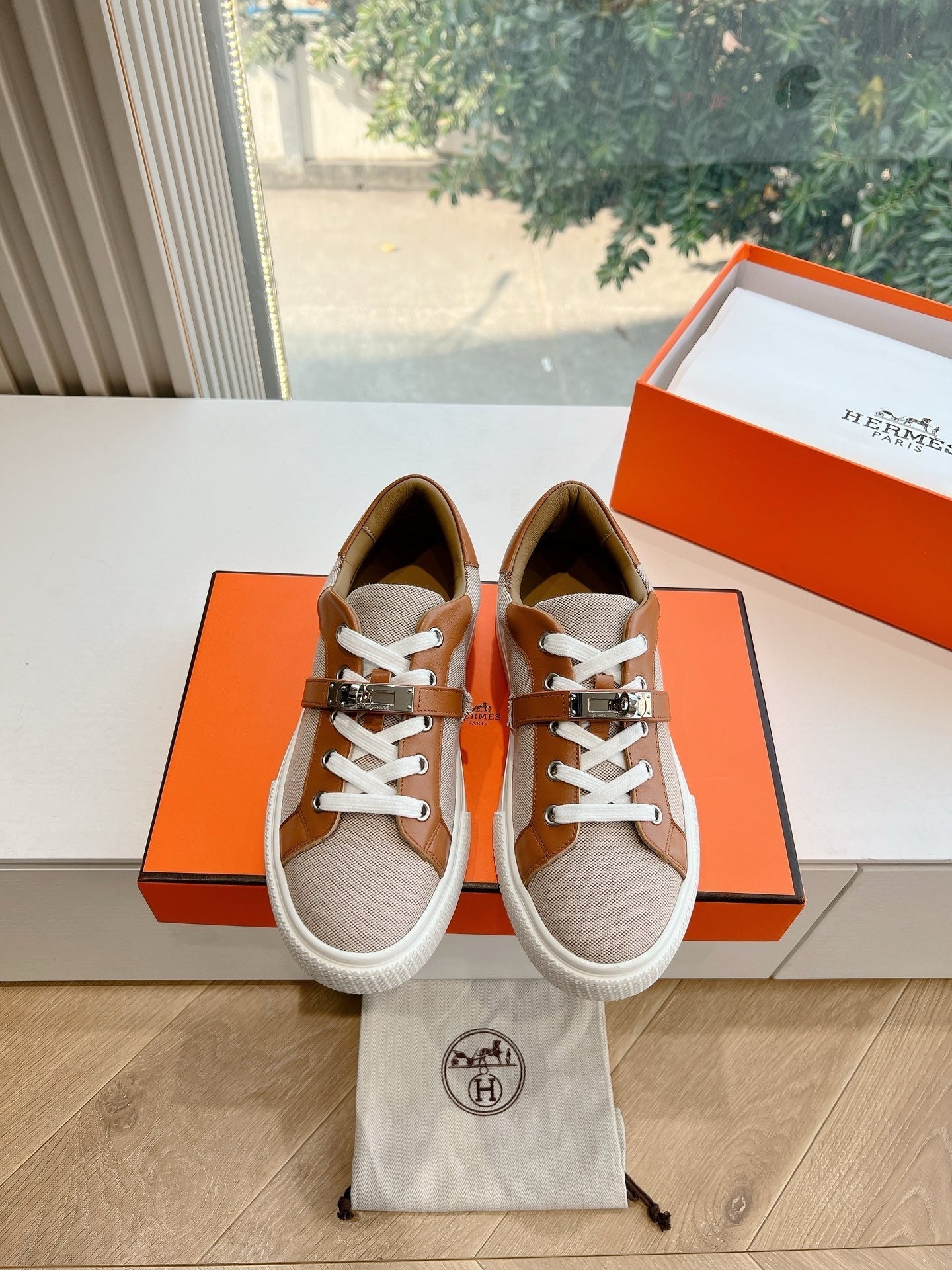 SE1561 Hermes Day Sneaker / Size5-10