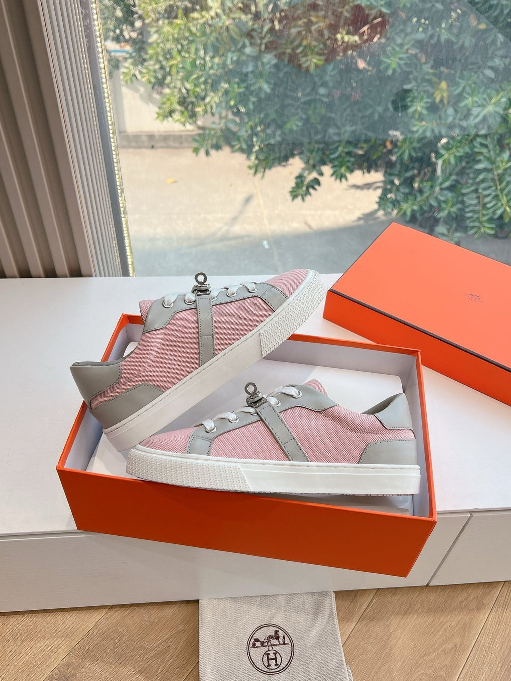 SE1563 Hermes Day Sneaker / Size5-10