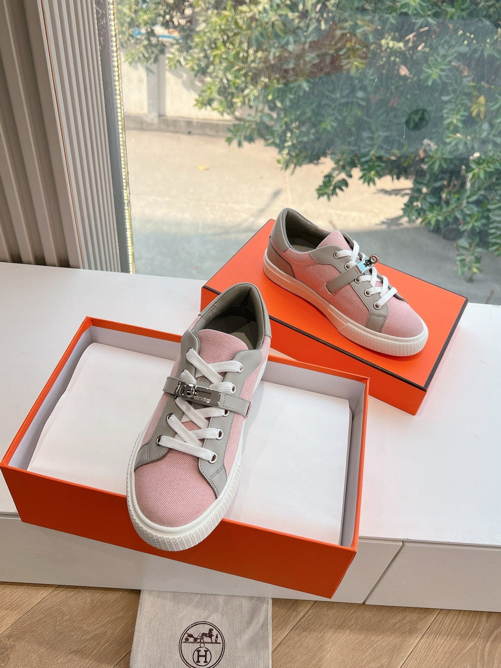 SE1563 Hermes Day Sneaker / Size5-10