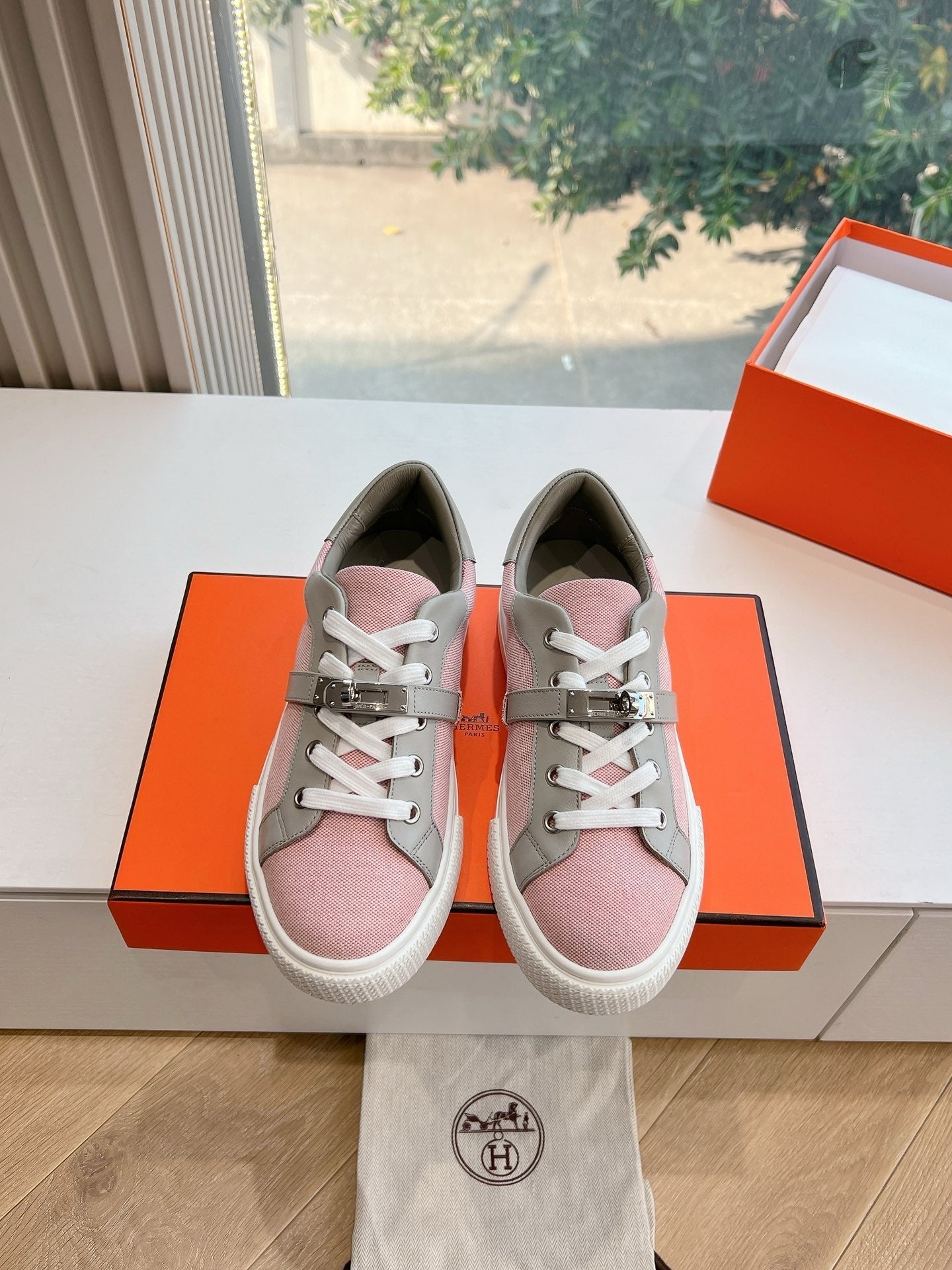 SE1563 Hermes Day Sneaker / Size5-10