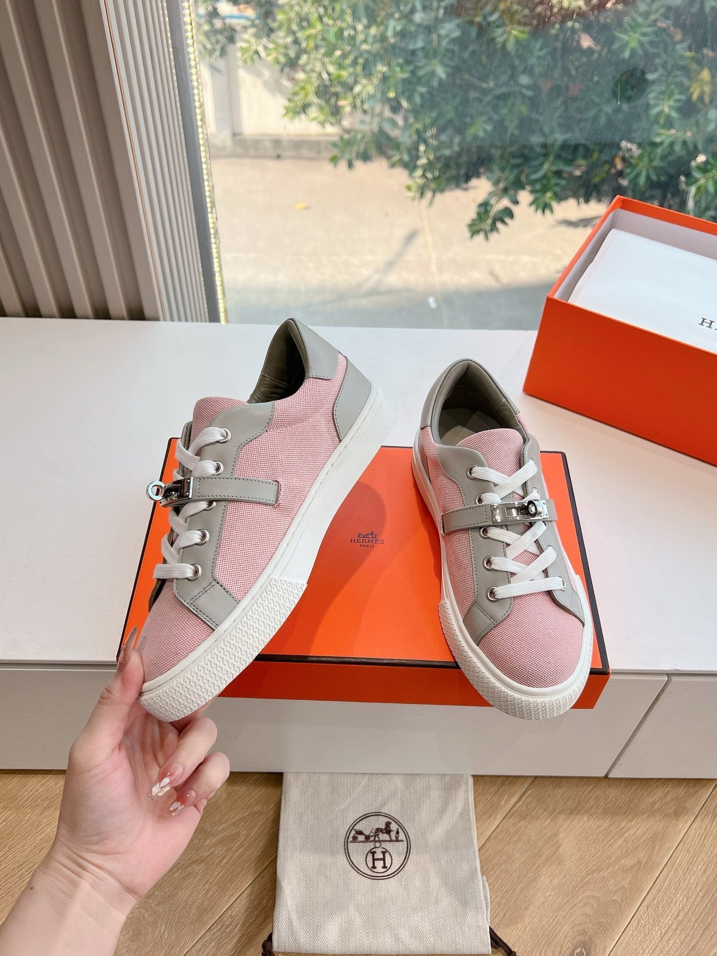 SE1563 Hermes Day Sneaker / Size5-10