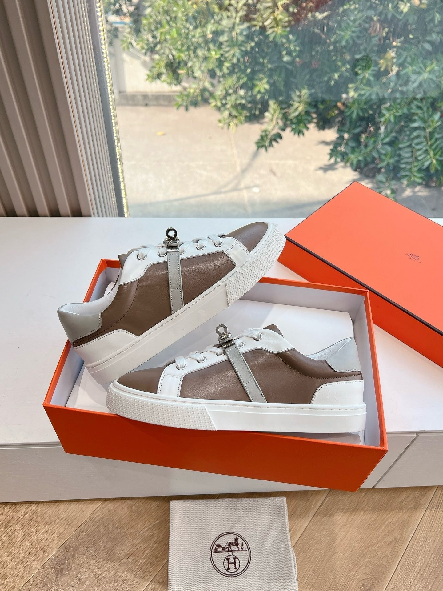 SE1571 Hermes Day Sneaker / Size5-10