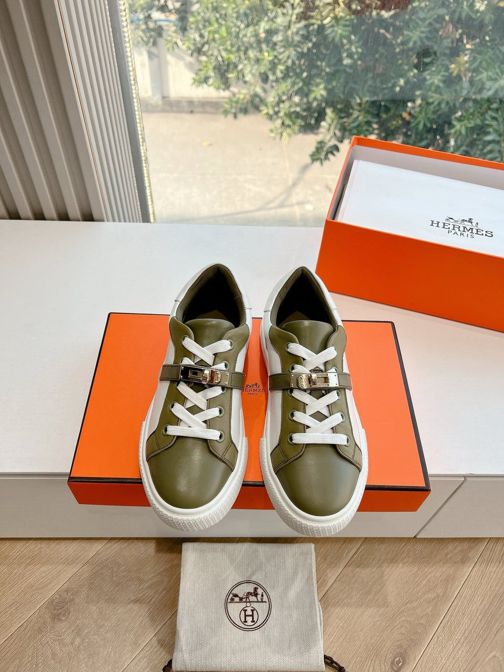 SE1572 Hermes Day Sneaker / Size5-10