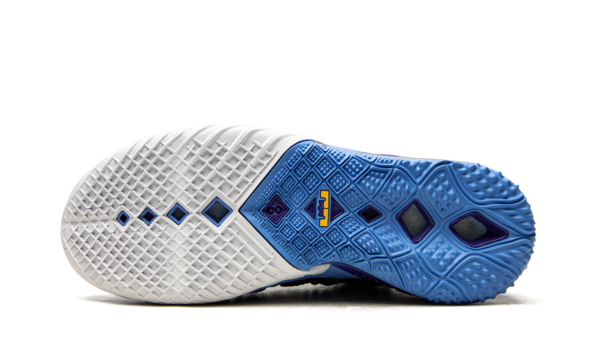 LeBron 18 "Dynasty - Minneapolis Lakers" CQ9283 006