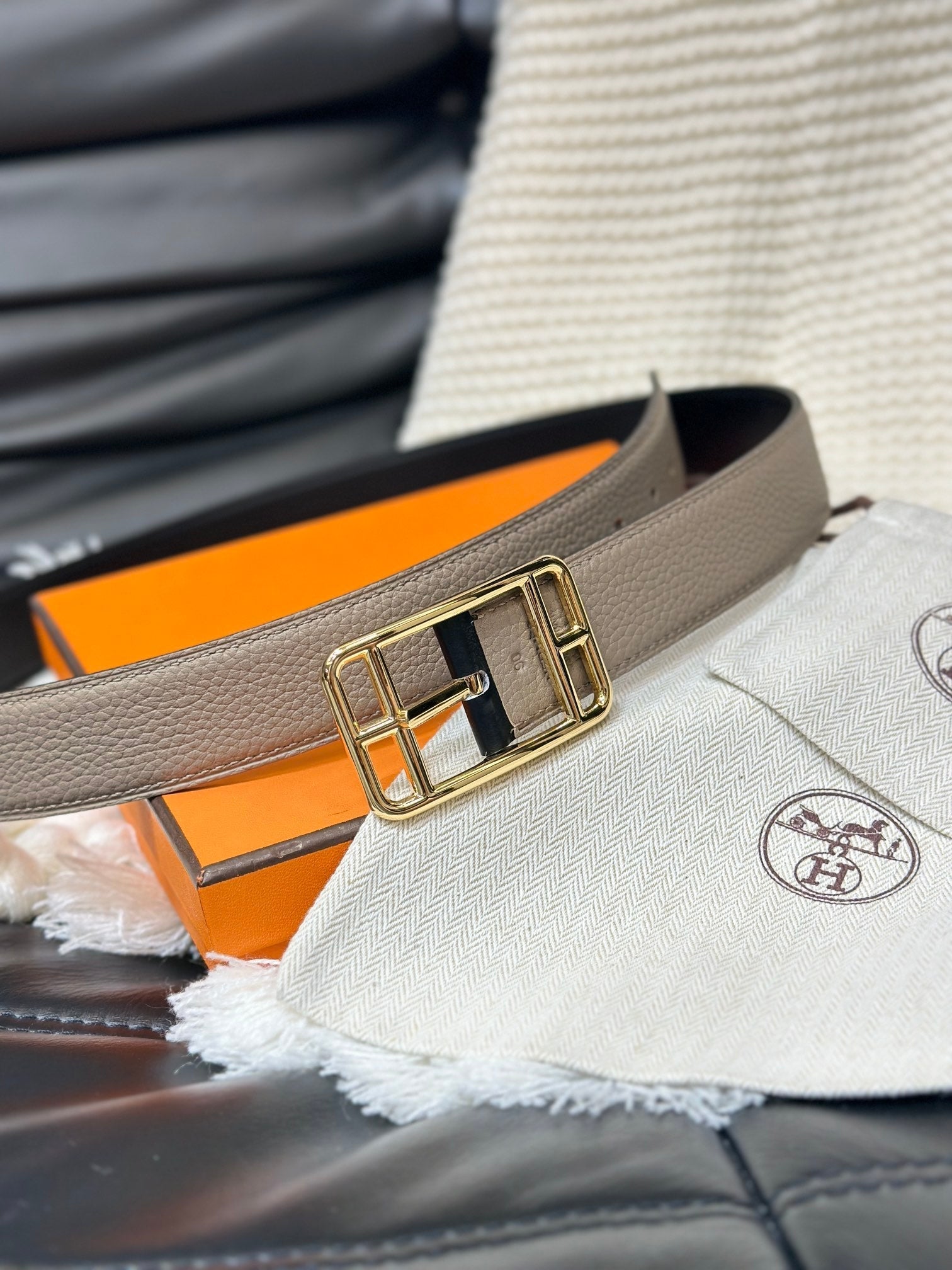 HM CAPE COD 32MM REVERSIBLE BELT BLACK AND TAN LEATHER GOLD BUCKLE